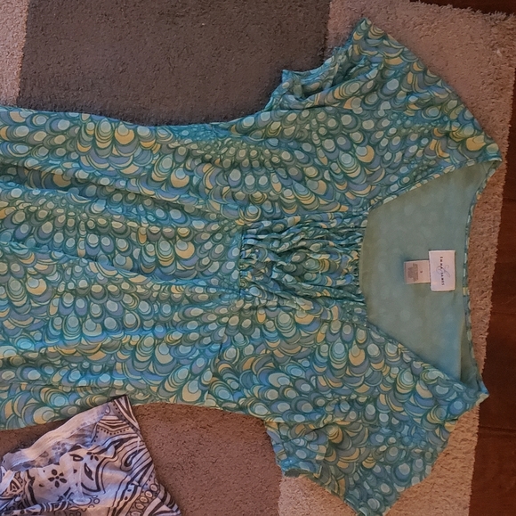 Green with yellow circle pattern - Picture 1 of 1